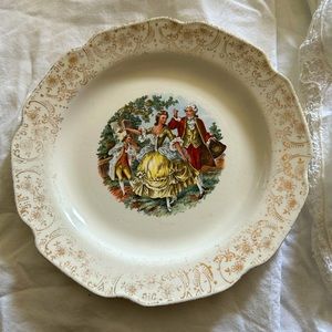 VTG Quaint Plate with 27k gold gilding on edges. Unbranded, in good condition.